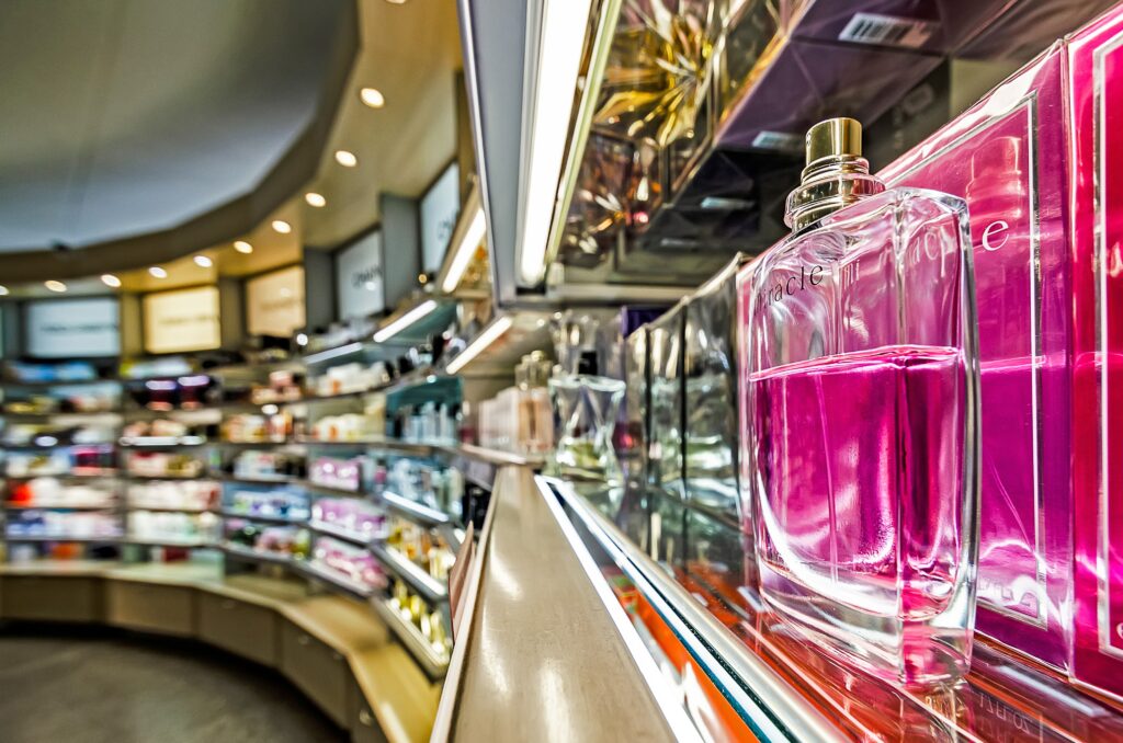 Rayon d&#039;une parfumerie de luxe avec en gros plan un flacon de parfum rose