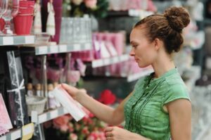 Une femme qui vérifie un produit