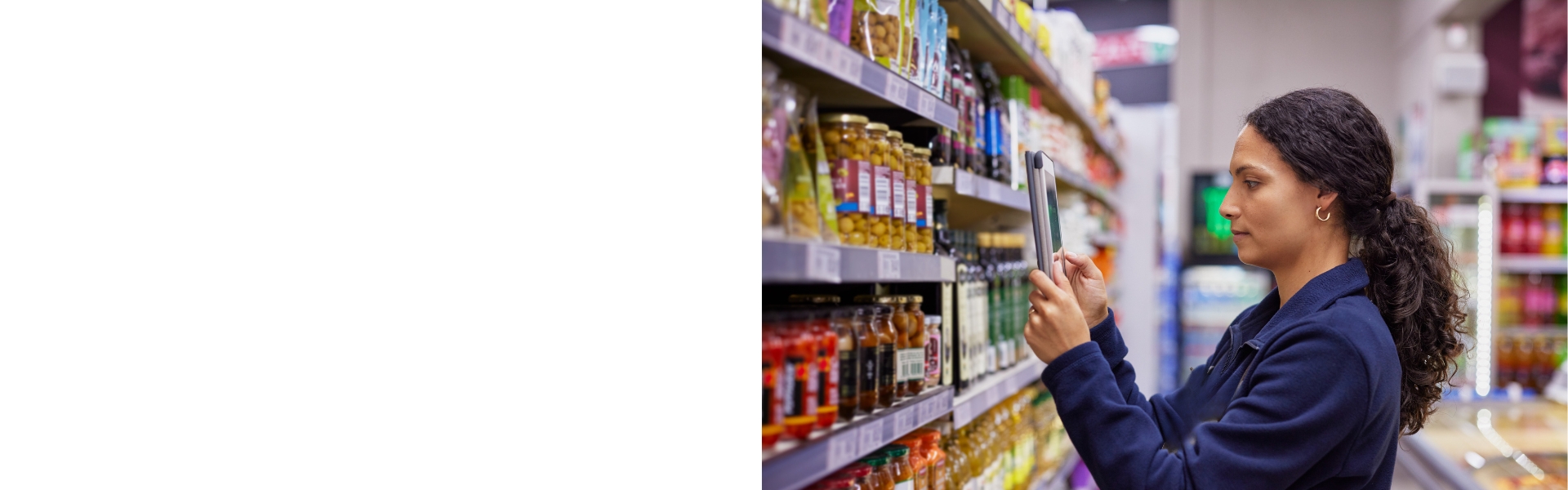 un chef de rayon qui scanne un rayon produit