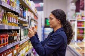 un chef de rayon qui scanne un rayon produit